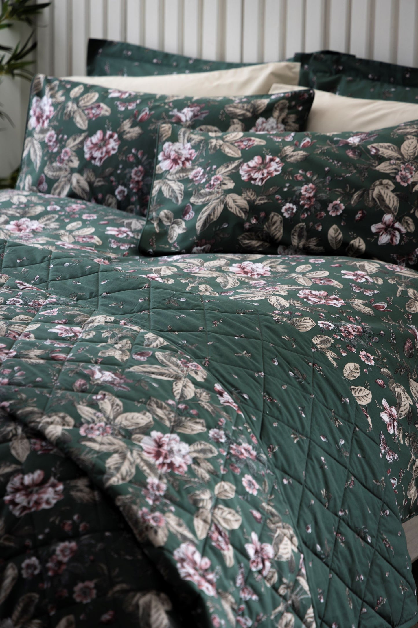 Stunning Aiyla Floral Design Duvet Cover in Green