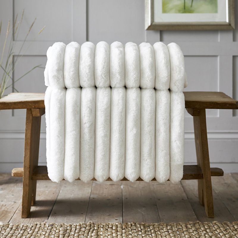 Supersoft Faux Fur Throw Blanket in Arctic White