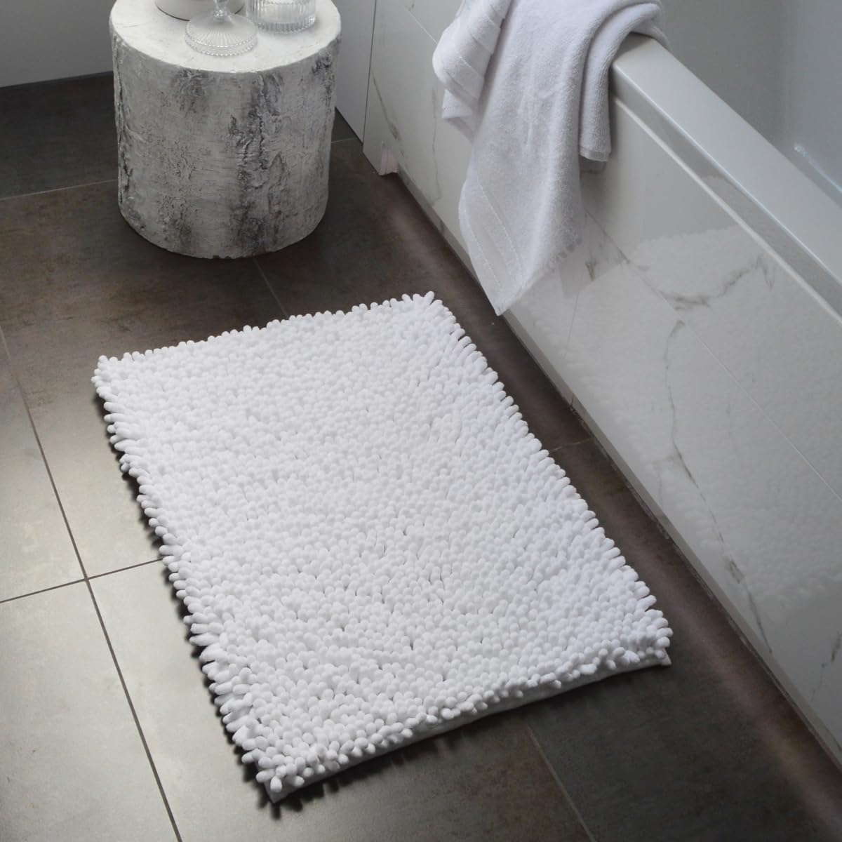 Jumbo Noodle Deep Pile Bobble Bath Mat in White