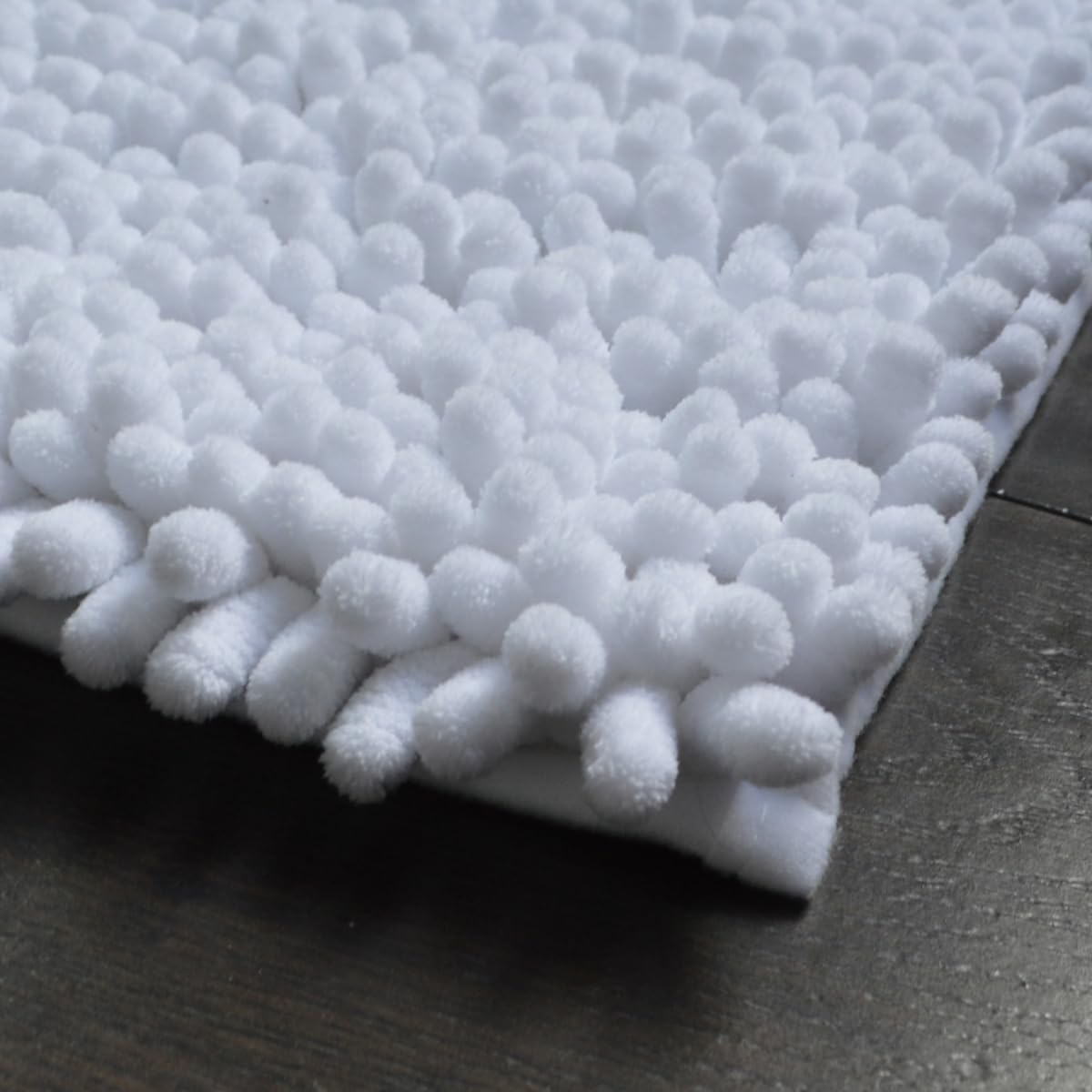 Jumbo Noodle Deep Pile Bobble Bath Mat in White